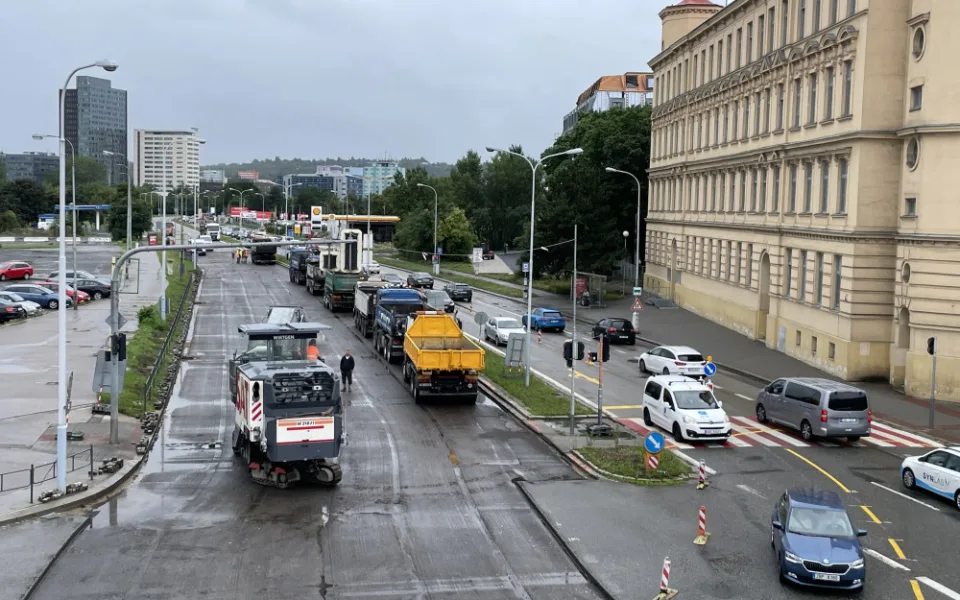Brno sužuje dopravní chaos. Dělníci rozkopali Zvonařku