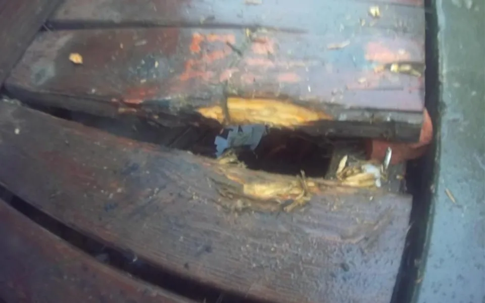 Mladík v brněnském parku vydlabal díru do podlahy, aby osvobodil zatoulaný mobil