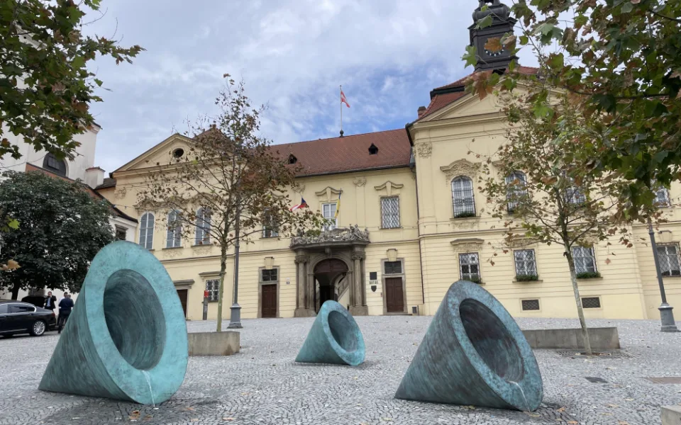Brno se chlubí novým uměním. Před radnicí má obří kužely, které dělají mlhu