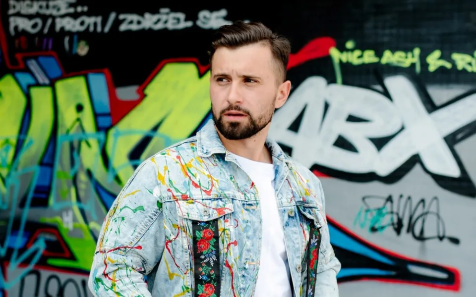 Návrhář z Moravy obléká hvězdy do folkloru. Ikonické džísky ukázal i na Eurovizi