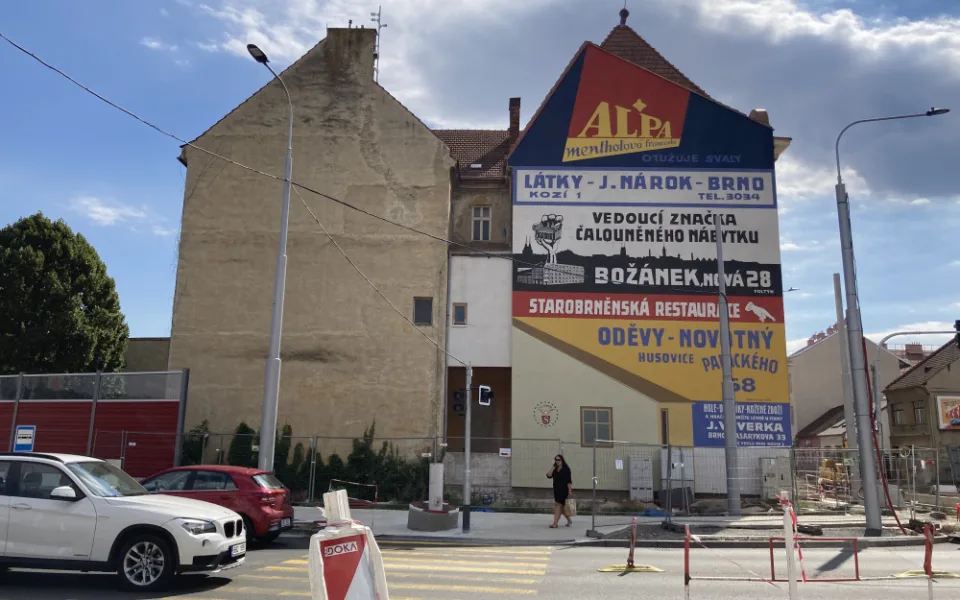 Sokolovnu v Brně ozdobily staré reklamy. Historické nápisy ožily po 90 letech