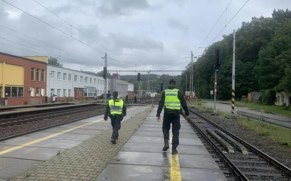 Netoulejte se po kolejích, riskujete život a pokutu, varuje hazardéry policie v Blansku