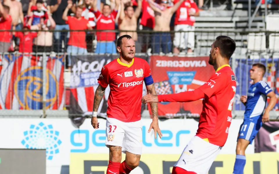 Zbrojovka si zastřílela a slaví první domácí výhru. Řezníček nasázel hattrick