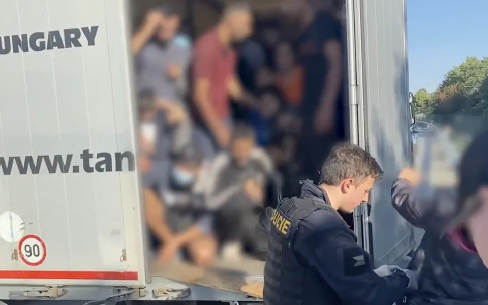 Před policisty na dálnici u Brna utekl řidič kamionu. Ve voze se krčilo 62 migrantů