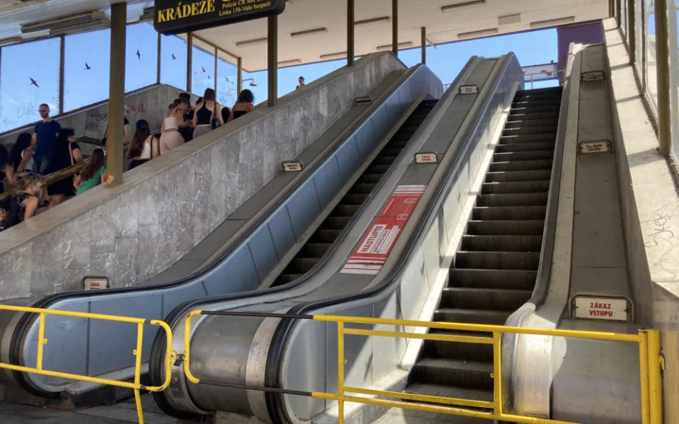 Na nákupy si choďte pěšky. Brno odstavilo lidem eskalátory u nákupního centra