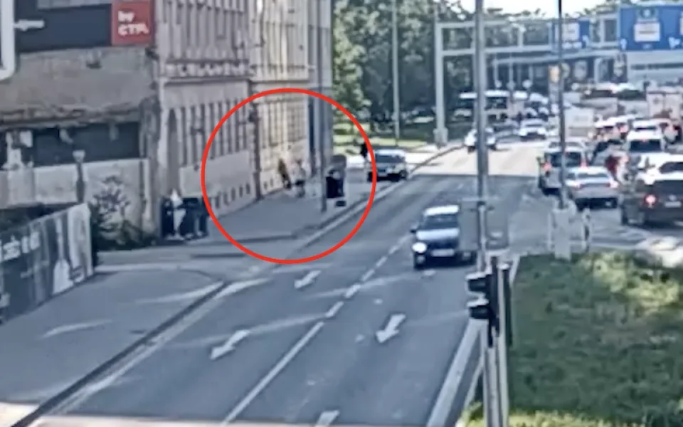 Žena v Brně dala pěstí násilníkovi, který ji přepadl a osahával na ulici