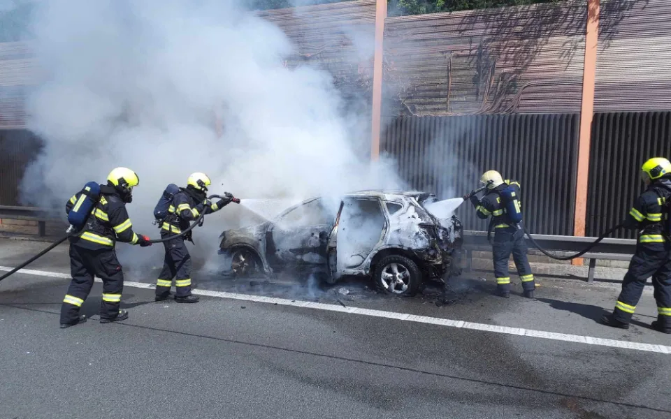 Dálnice z Brna na Prahu stojí. Provoz zastavilo hořící auto
