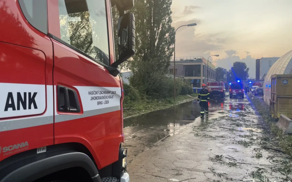 Brnem se prohnala silná bouřka. Zastavila vlaky a polámala stromy