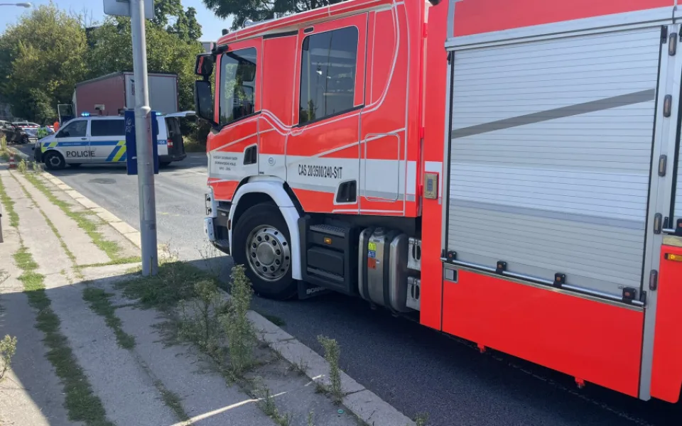 V Brně se srazilo auto s náklaďákem. Řidič osobního auta zemřel