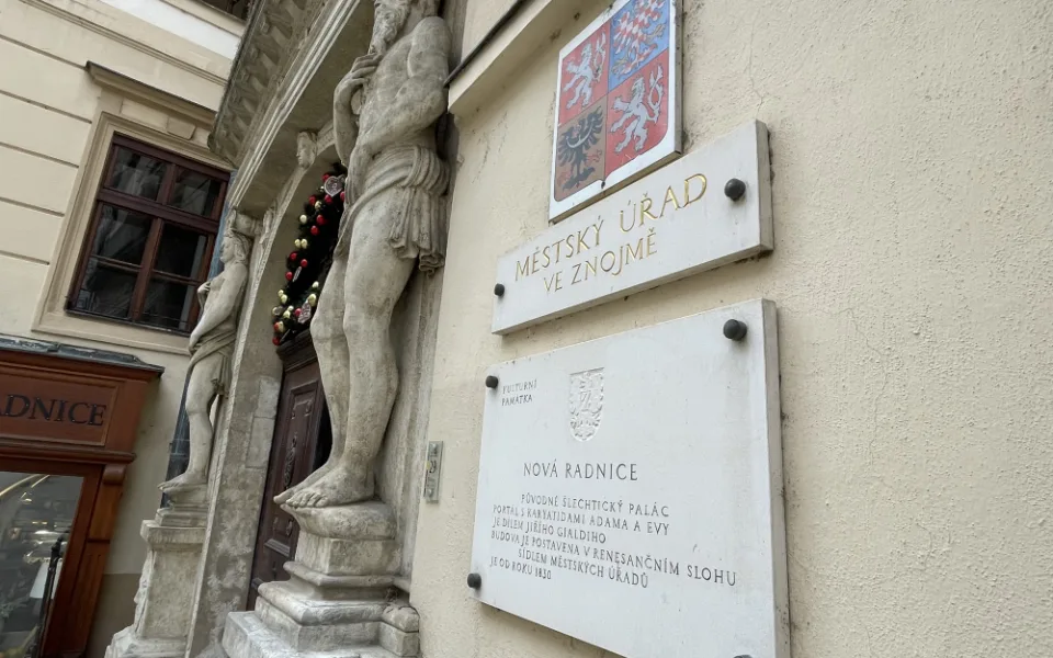 Přijďte na šestou a nebude vám takové teplo, láká Znojmo úředníky do práce