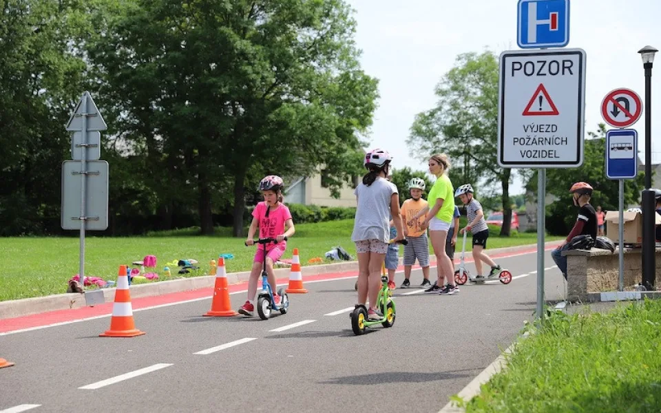 Děti se po prázdninách vracejí do škol. Rodiče by měli školáka na cestu připravit, motoristé by měli zvýšit pozornost