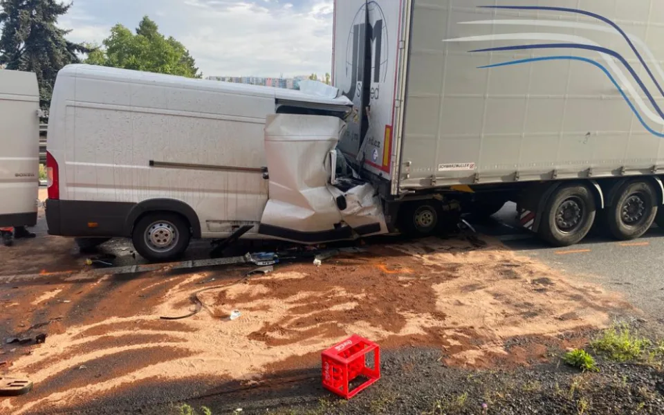 Dálnici D1 u Brna uzavřela tragická nehoda. Po nárazu do náklaďáku zemřel řidič dodávky