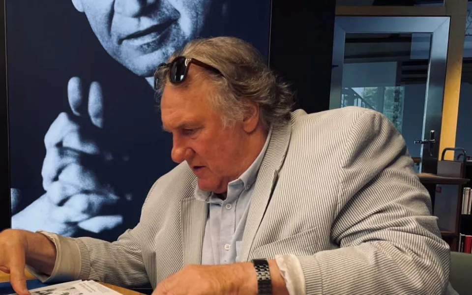 Do Brna přijela francouzská hvězda a přítel Putina. Depardieu uctil památku Kundery