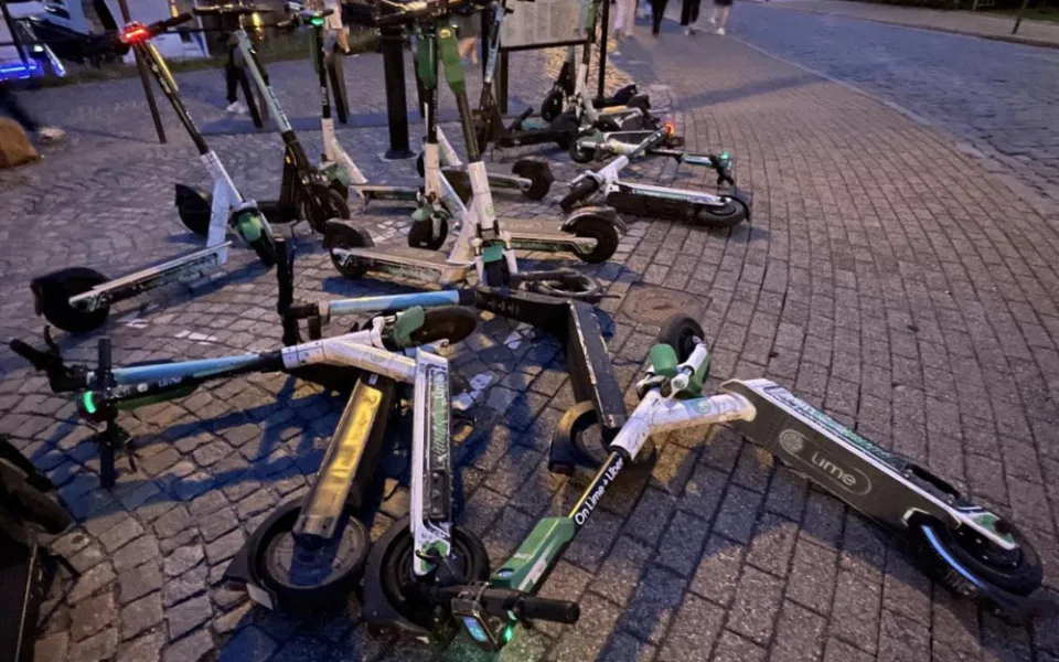 Konec pohozeným koloběžkám v Brně. Flastr za špatné parkování zaplatí provozovatelé