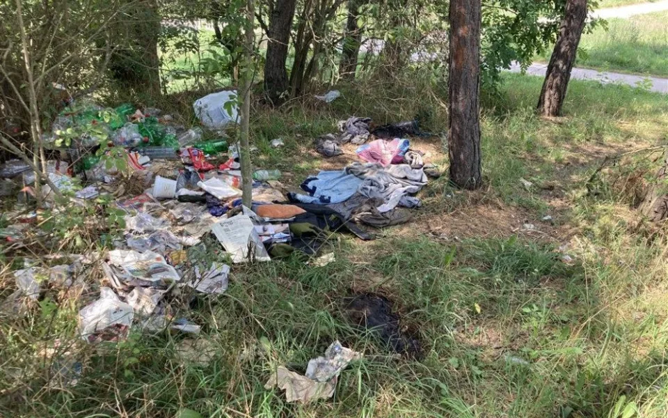 V Brně objevili bezdomovecké doupě. Muž tam žil ve výkalech a s pet flaškami