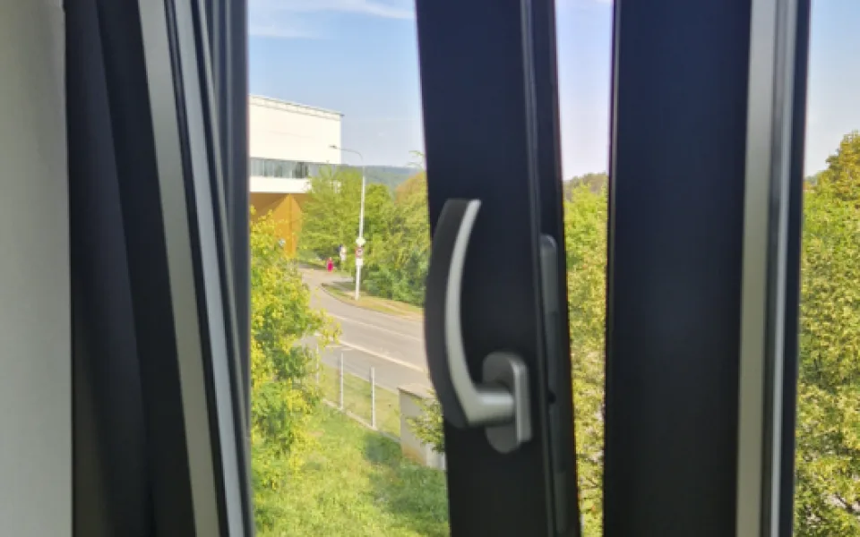V Brně vypadlo dítě z okna. Buďte opatrní, naléhají na rodiče záchranáři