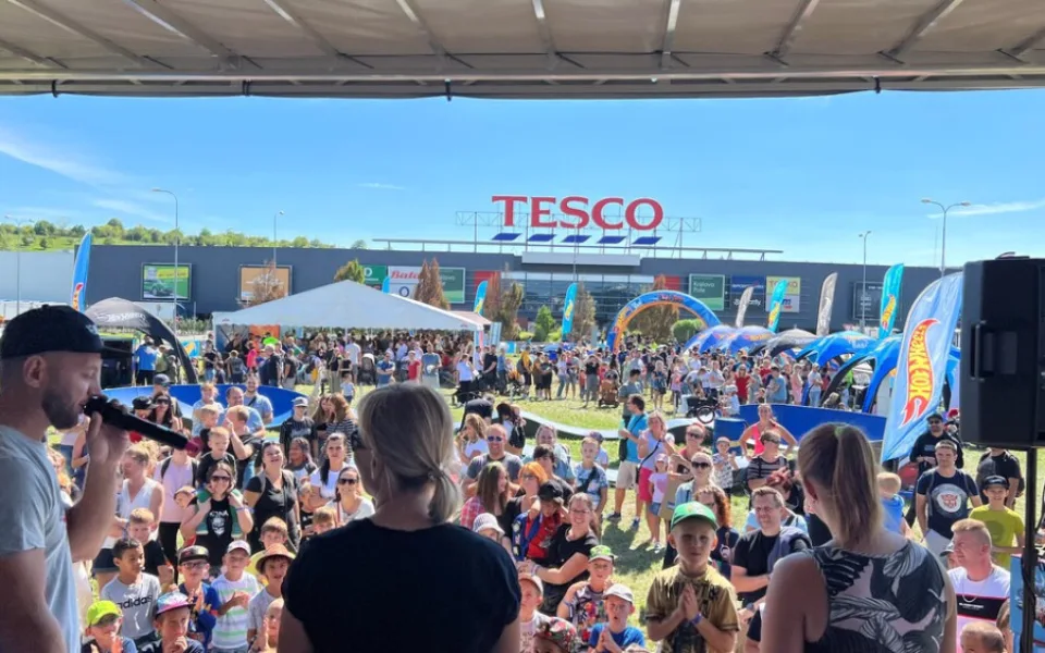 V sobotu 2. září proběhne 2. ročník úspěšné Road show Hot Wheels. Fanoušci autíček Hot Wheels jsou zvaní na den plný rychlé jízdy a zábavy. Vstup je zdarma, od 10 do 17 hodin bude pro návštěvníky připravený nabitý program a nebudou chybět ani soutěže a dá