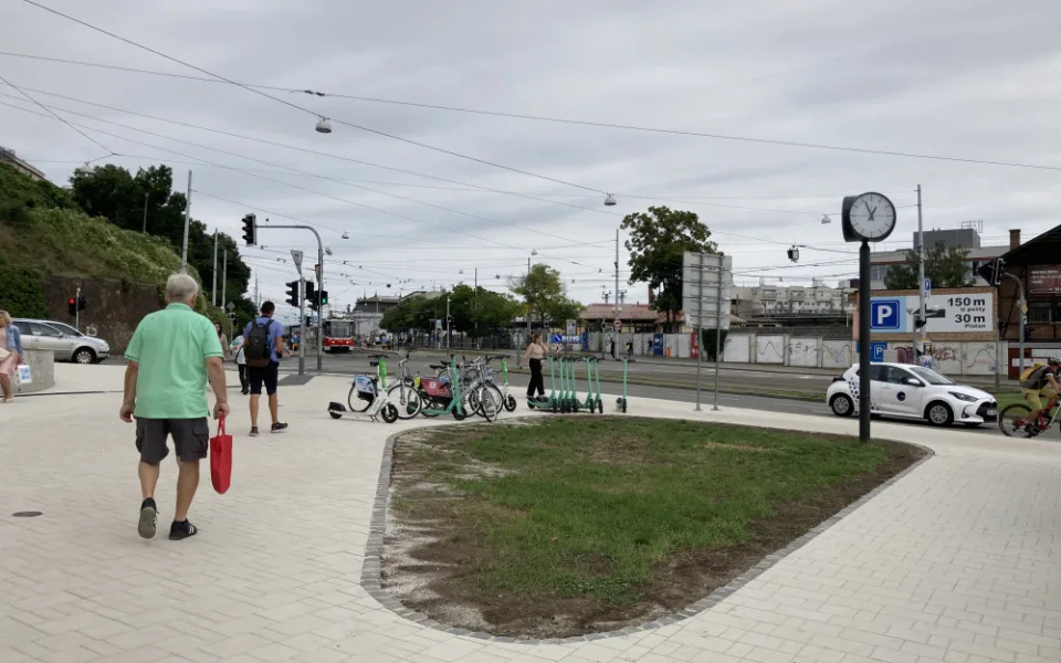 V Brně se lidé prochází po speciální dlažbě. V létě méně pálí a nehlučí na ní koloběžky
