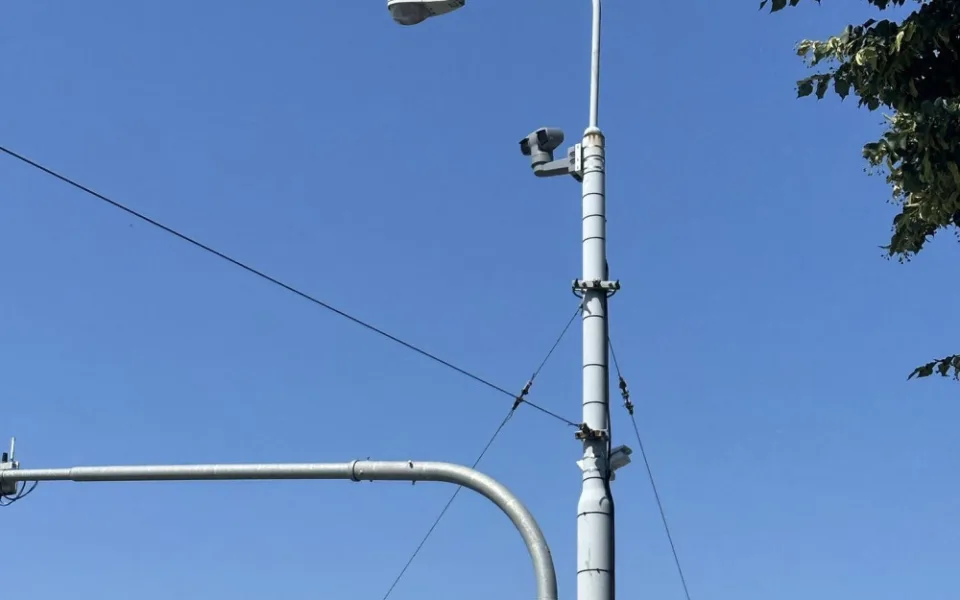 U křižovatky v Brně nastraží kameru. Pohlídá, aby řidiči nejezdili na červenou
