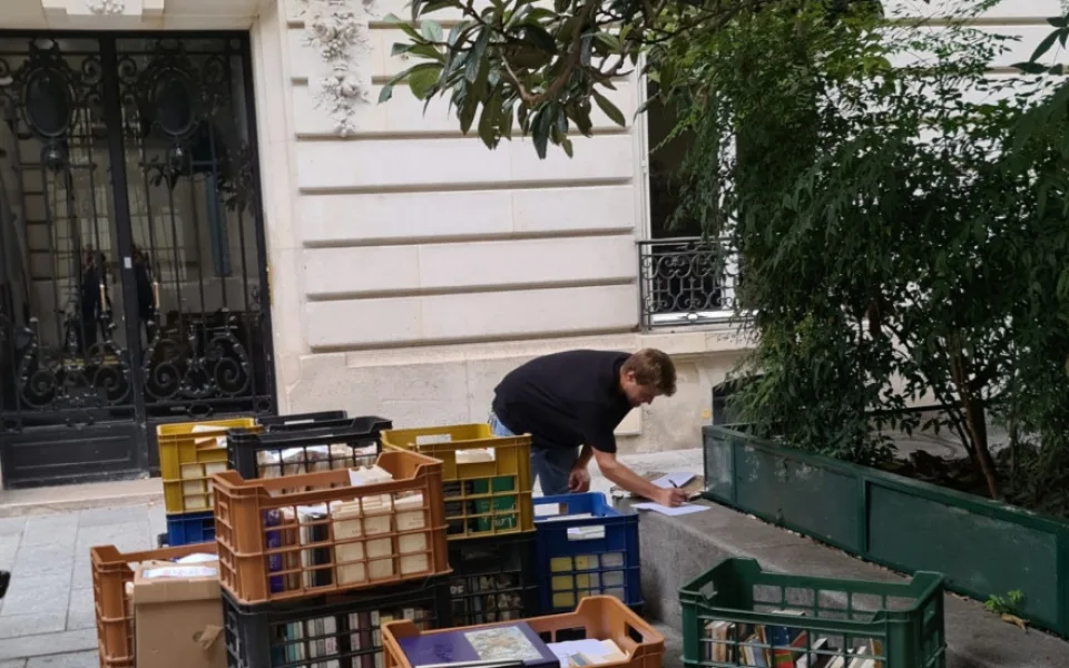 Do Brna přicestoval Kunderův osobní archiv. Tunu knih přivezli z jeho bytu v Paříži