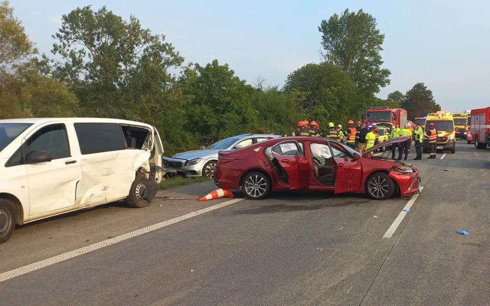 Na dálnici D2 u Hustopečí bourala dvě auta a dodávka. Při nehodě zemřeli dva silničáři