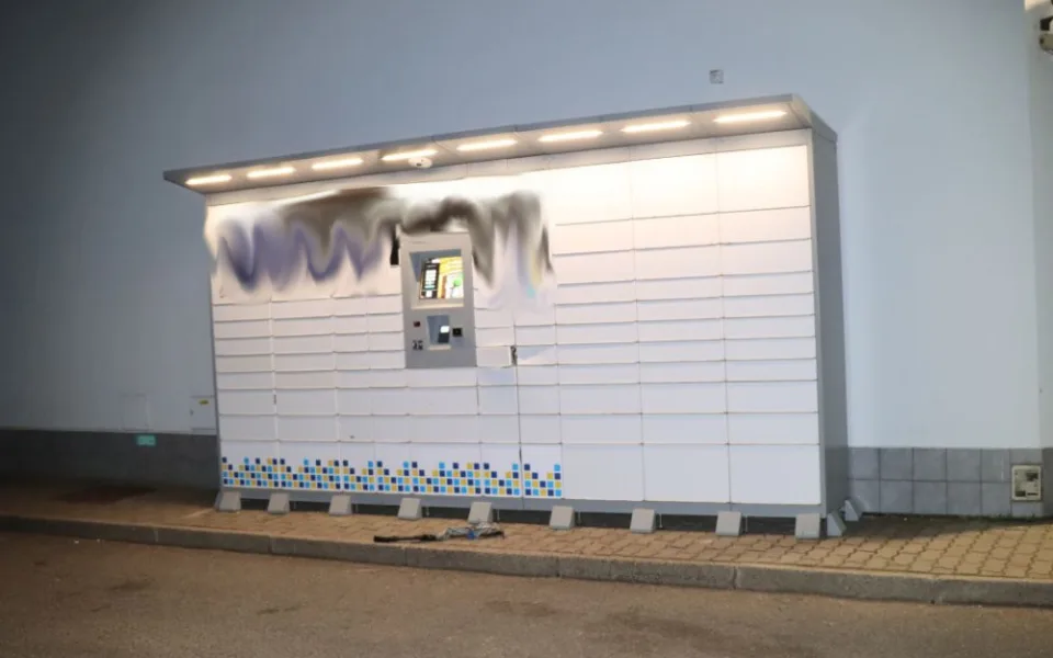 Před policisty se rozplácl nešikovný zloděj, který páčil samoobslužné boxy