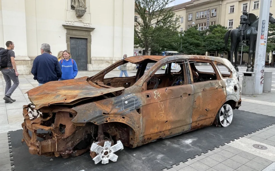 V centru Brna stojí rozstřílená auta z Ukrajiny. Lidem připomínají hrůzy války