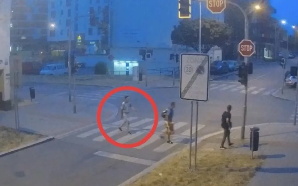 Opilec v Brně vytahoval z kalhot nůž. Dostal za to pěstí