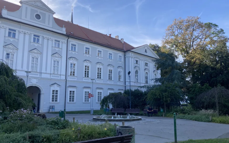 V centru Brna vyrostou nové garáže. Řidiči auta zaparkují pod známým parkem