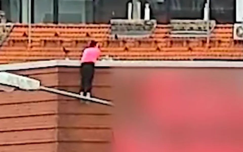 V Brně ukázali záběry, jak zfetovaná žena skáče po střeše obchoďáku