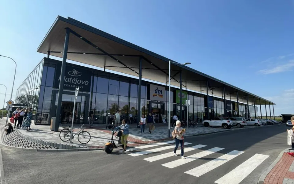 V Pohořelicích u Brna vyrostl nový obchoďák. Otevíráčku lidem pokazil haprující proud