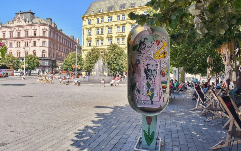 V centru Brna ožily telefonní budky. Nesou podobu slavných osobností