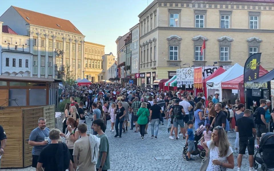 Tisíce lidí ve Znojmě pije víno a oslavuje Jana Lucemburského. Vypuklo historické vinobraní