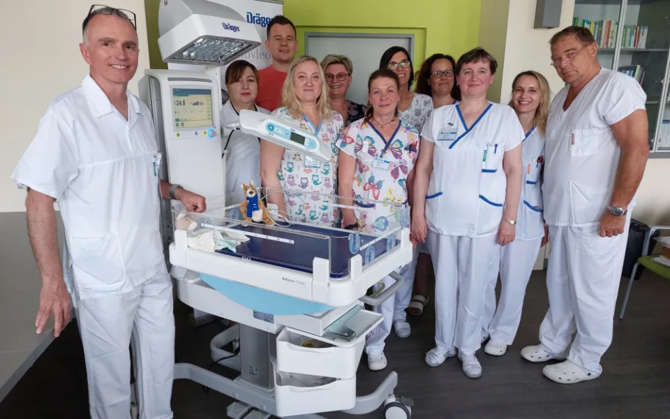 Miminka v boskovické nemocnici hlídá nový přístroj. Vyhřívané lůžko uleví zdravotníkům i rodičům