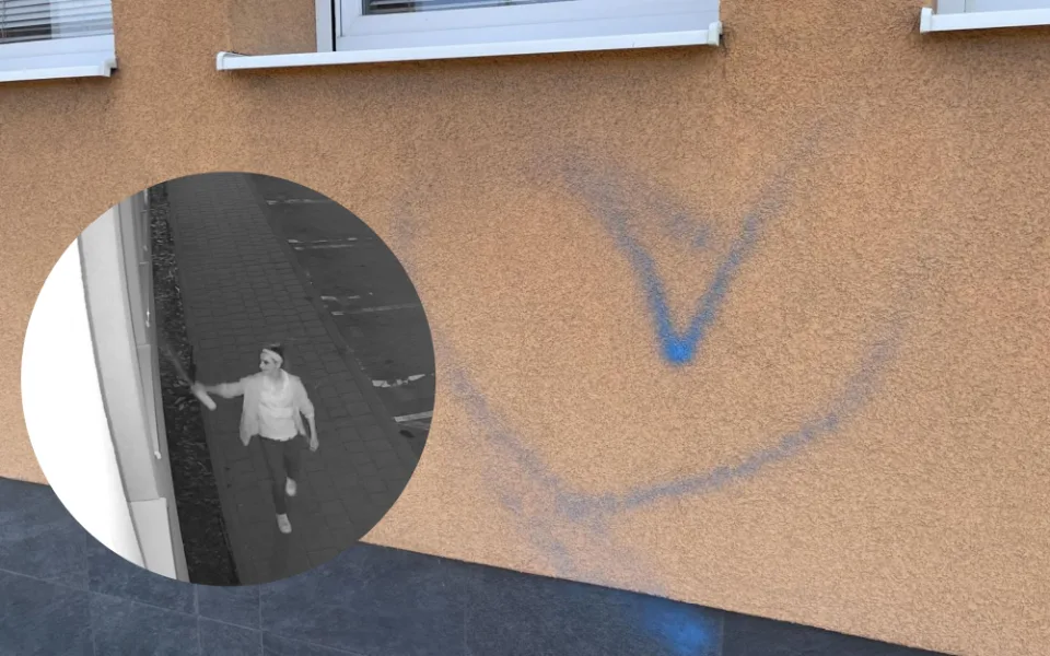 Po Brně chodí žena, která maluje na domy modrá srdíčka. Zaujala tím policisty 