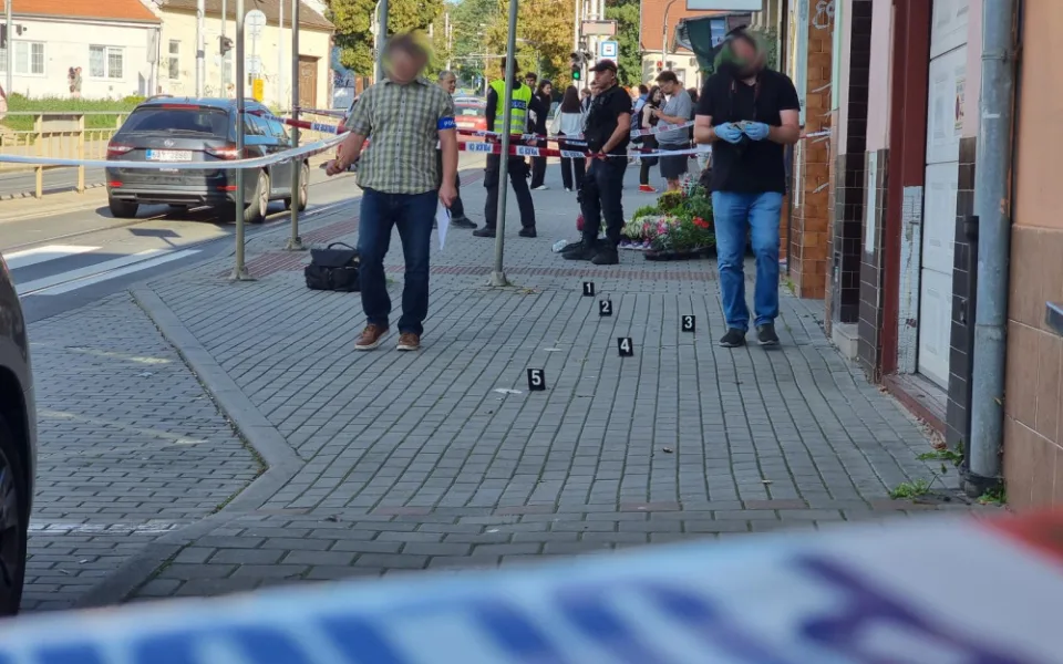 Útočníka, který v Brně pobodal dítě, chytil statečný kolemjdoucí. Policie zveřejnila záběry