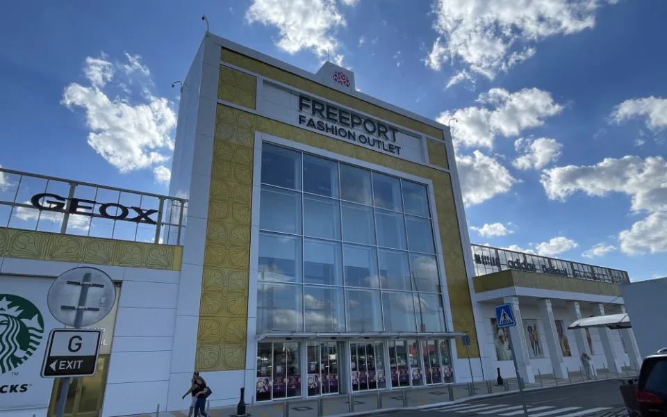 Češi jdou po slevách a nakonec utratí více než Rakušané, všímá si nejstarší outletové centrum