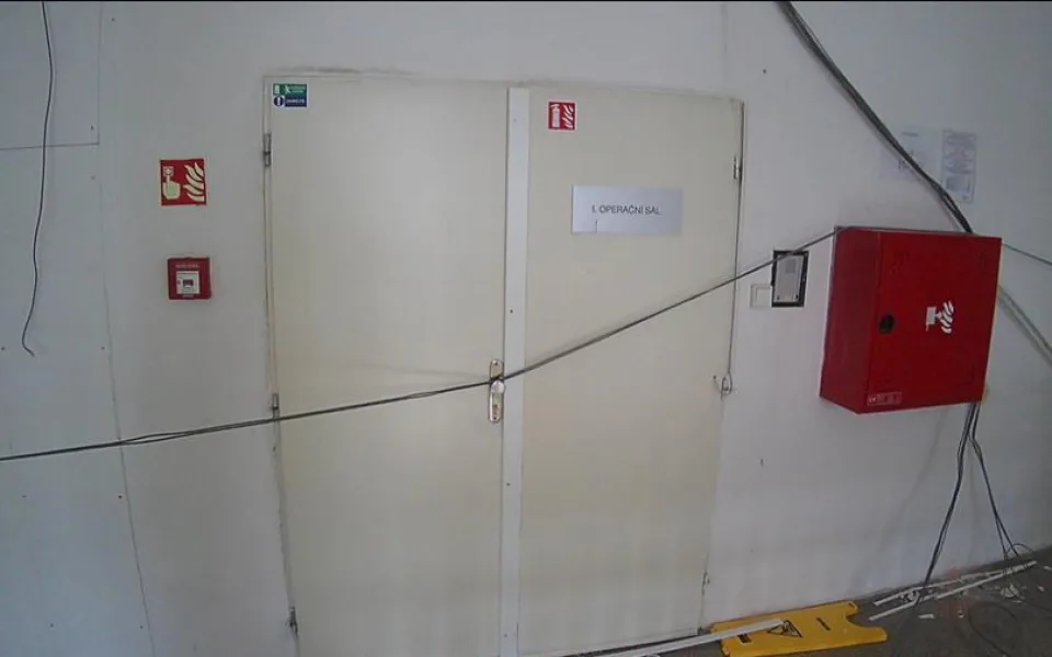 Muž v brněnské nemocnici se bál o lékaře a vyrval ze zdi kabely. Asi jsem si šlehl, vysvětlil