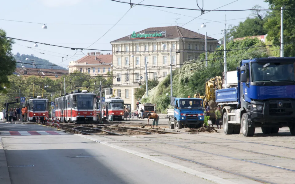 Šaliny před hlavním nádražím v Brně dostanou nové koleje. Výměna omezí cestující i chodce