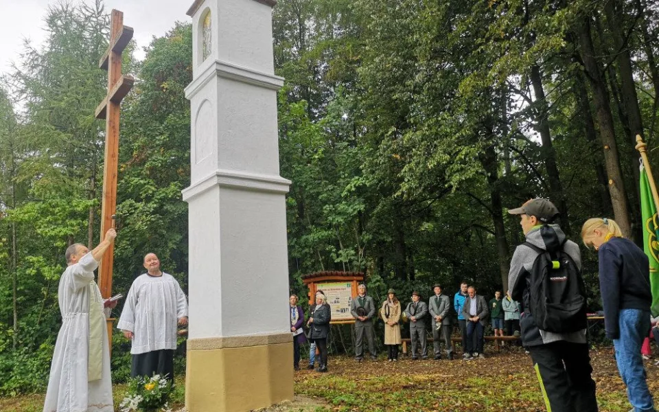 Brněnské lesy opravily posvátné místo u Svitav. Stará boží muka ukrývají relikvie