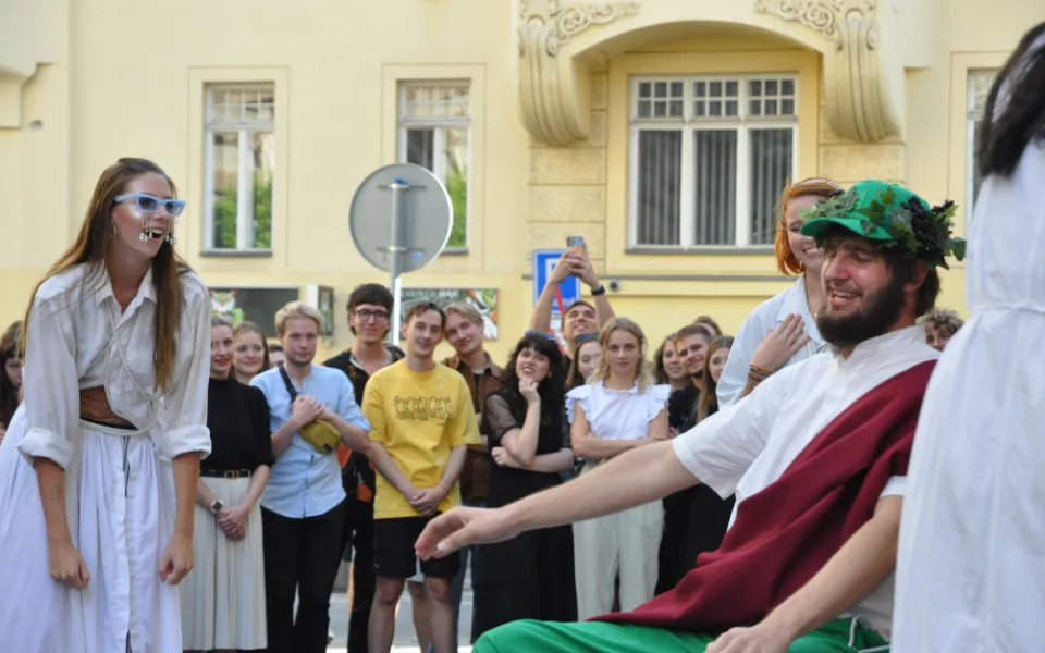 Průvod odstartoval před Divadelní fakultou v Mozartově ulici