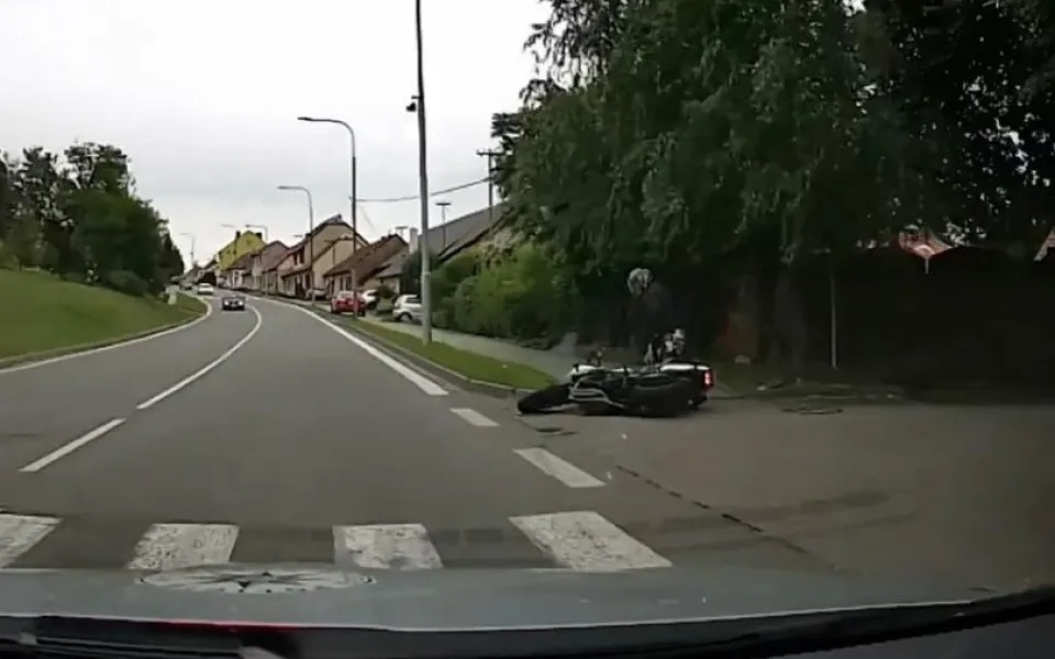 Opilý motorkář předjížděl na plné čáře a dostal smyk. Rozplácl se přímo před policisty