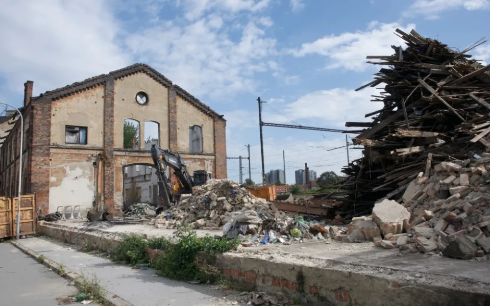 Budovy na dolním nádraží v Brně jdou k zemi. Bourání urychlil tragický požár