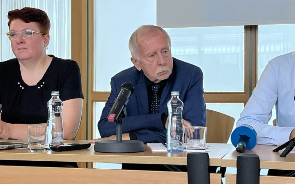 Křeček bojuje proti ustanovení občanského zákoníku. Poškozuje oběti, varuje