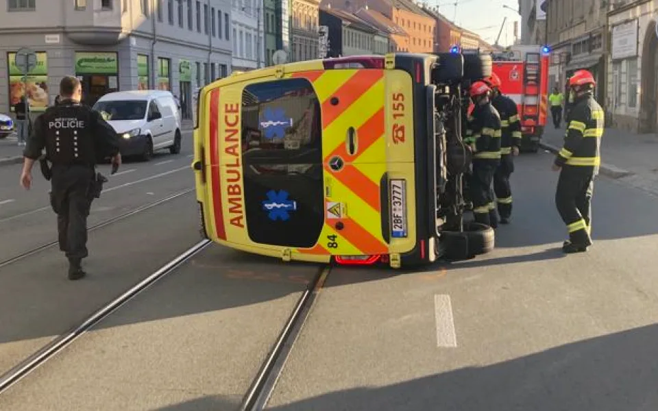 Sanitka v Brně bourala při výjezdu za pacientem. Skončila převrácená na boku