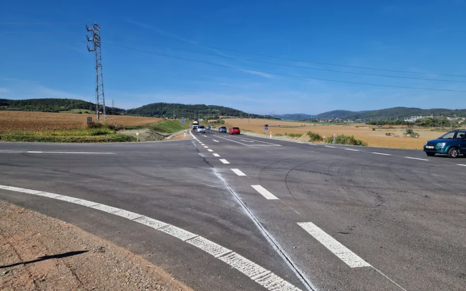 Řidiče na Brněnsku pustili na nový obchvat Čebína. Provoz zdržují omezení