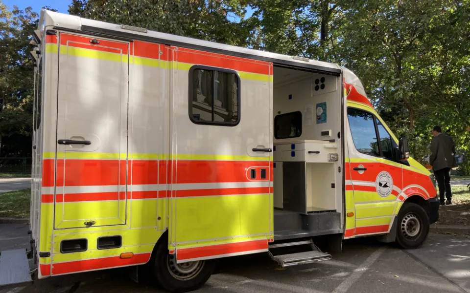 Brněnští narkomani dostali speciální sanitku. Legálně si v ní píchnou drogy
