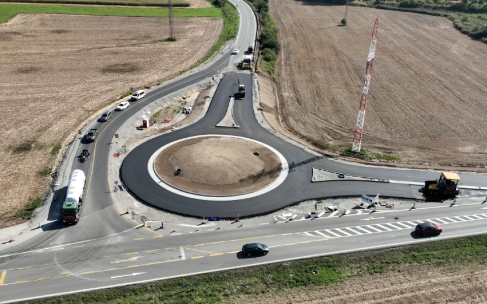 Silničáři vytvořili na hlavním tahu mezi Brnem a Svitavami špunt. Staví kruháč, aby zpomalil auta