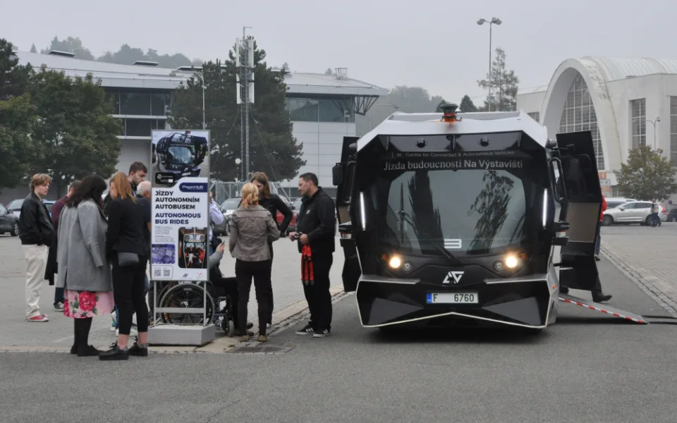Po brněnském výstavišti se prohání autobus bez řidiče.