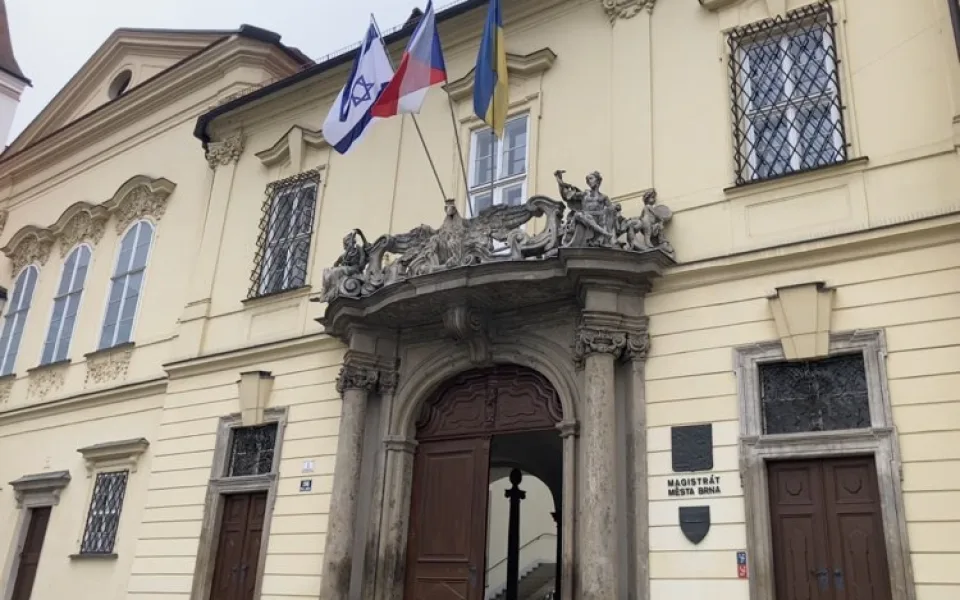 Brno má na radnici tři vlajky. Po české a ukrajinské přibyl prapor Izraele